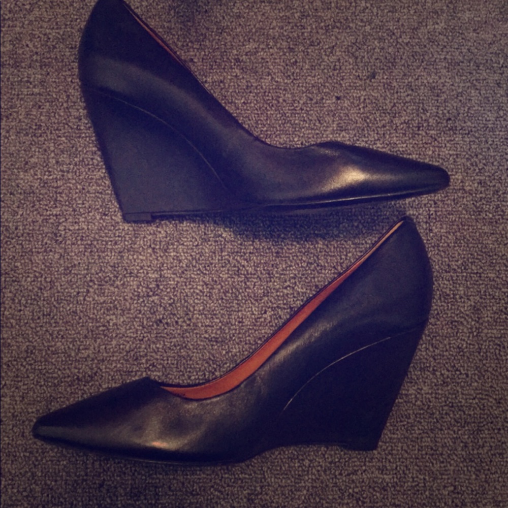 Pretty leather wedge pointed heels. Classic!